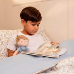imagen de un niño en la cama con el Muñeco blandito Jim 35cm de Little Dutch
