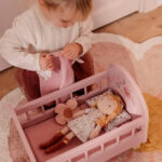 imagen de la Muñeca blandita Julia 35cm de Little Dutch en una cunita