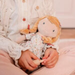 imagen de la Muñeca blandita Julia 35cm de Little Dutch en los brazos de una niña