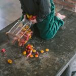 imagen de un niño jugando con el set Grapat 81 piezas sueltas para mandalas de colores cálidos