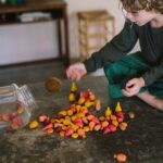 imagen de un niño haciendo propuestas de juego con el set Grapat 81 piezas sueltas para mandalas de colores cálidos