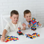 imagen de 2 niños creando figuras con los Bloques Meli Basic Tech