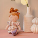 imagen de la Muñeca blandita Ava 35cm de Little Dutch sobre un escritorio