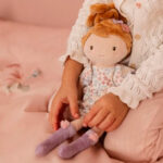imagen de una niña con la Muñeca blandita Ava 35cm de Little Dutch en brrazos