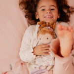 imagen de una niña jugando con la Muñeca blandita Ava 35cm de Little Dutch