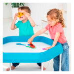 imagen de unos niños explorando con las Paletas translúcidas de colores pack de 6 unidades