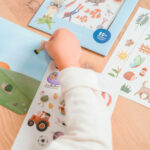 imagen de una mano manipulando las Pegatinas reposicionables Little Dutch Jim and Friends