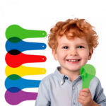 imagen de un niños con las Paletas translúcidas de colores pack de 6 unidades