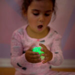 imagen de una niña con una de las masas incluidas en Playfoam set de 4 masas que brillan en la oscuridad