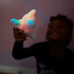 imagen de un niños con una de masas incluidas en el Playfoam set de 4 masas que brillan en la oscuridad