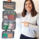 imagen de una persona con el Organizador de juguetes para viaje con compartimentos