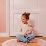 imagen de una niña con la Muñeca blandita Rosa 35cm de Little Dutch en brazos