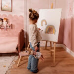 imagen de una niña pintando con la Muñeca blandita Rosa 35cm de Little Dutch