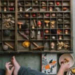 imagen de una caja con compartimentos llena con las piezas del set Grapat 18 setas de madera para juego simbólico