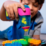 imagen de un niño jugando con el Juego de construcción con taladro luminoso y tornillos