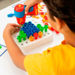 imagen de una niña jugando con el Juego de construcción con taladro y tornillos Desing & Drill