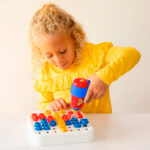 imagen de una niña manipulando el Juego de construcción con taladro y tornillos Desing & Drill