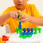 imagen de un niño con el Juego de construcción con taladro y tornillos Desing & Drill