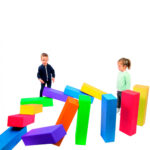 Imagen de niños jugando con Bloques de construcción de espuma giga blocks 24 unidades