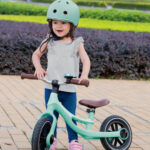 imagen de una niña con el Casco Globber junior Primo verde 48-53 cm