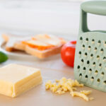 imagen del Rallador infantil seguro Kiddikutter con queso