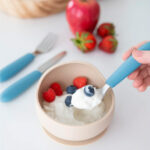 imagen de un bol de comida con el Set de cubiertos Kiddikutter Azul