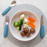 imagen de un plato de comida con el Set de cubiertos Kiddikutter Azul