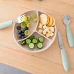 imagen de un plato con comida y el Set de cubiertos Kiddikutter Verde