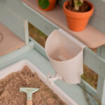 imagen de la cubeta donde almacenar el agua en la Cocinita de madera para exterior de Little Dutch