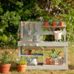 imagen de un jardín con la Cocinita de madera para exterior de Little Dutch