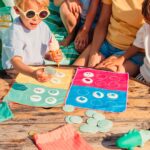 imagen de unos niños jugando al Juego de playa 2 en 1 Bingo y Memo Loto de Quut