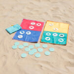 imagen del Juego de playa 2 en 1 Bingo y Memo Loto de Quut por el lado del bingo en la playa