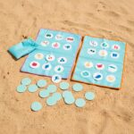 imagen del Juego de playa 2 en 1 Bingo y Memo Loto de Quut por el lado del memo loto en la playa