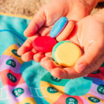 imagen de las fichas de silicona del Juego de playa 2 en 1 oca y serpientes y escaleras de Quut