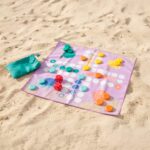 imagen del Juego de playa 2 en 1 Parchís y Tres en Raya de Quut en la playa