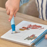 imagen de un niño pintando con el Libro mágico para colorear vehículos de Little Dutch