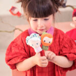 imagen de una niña jugando con las Marionetas de dedo Caperucita Roja de Lilliputiens
