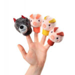 imagen de las Marionetas de dedo Los Tres Cerditos de Lilliputiens puestas en una mano