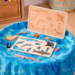 imagen del Puzzle encajable de madera Animales del Mar de Tickit sobre una mesa de agua y luz