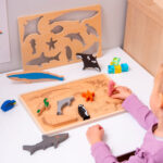 imagen de una niña manipulando las piezas del Puzzle encajable de madera Animales del Mar de Tickit