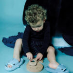imagen de un niño encajando las piezas del Puzzle sensorial Ballena de Petit Boum