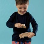 imagen de un niño con el Puzzle sensorial Ballena de Petit Boum