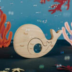 imagen de el Puzzle sensorial Ballena de Petit Boum sobre un decorado marino
