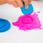 imagen de la arena azul y rosa incluida en el Set sensorial de arena con herramientas Playfoam
