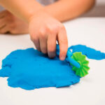 imagen del cortador incluido en el Set sensorial de arena con herramientas Playfoam