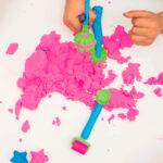 imagen de unos niños jugando con el Set sensorial de arena con herramientas Playfoam