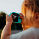 imagen de un niño usando la Cámara de fotos sumergible Kidycam Azul