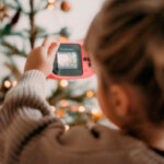 imagen de una niña sacando una foto con la Cámara de fotos sumergible Kidycam Rosa