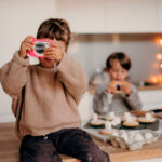 imagen de dos niños con sus Cámara de fotos sumergible Kidycam Rosa