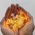 imagen de las Luces led para actividades sensoriales 20 unidades sobre unas manos